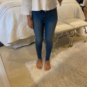 Low rise medium wash jeggings!